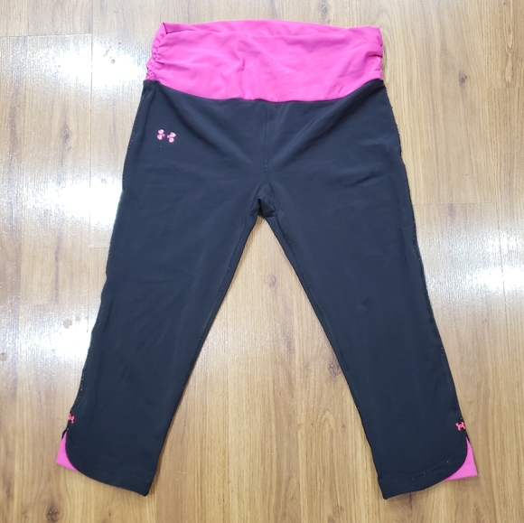 Under Armour Pants - Black/pink Under Armour capris!!